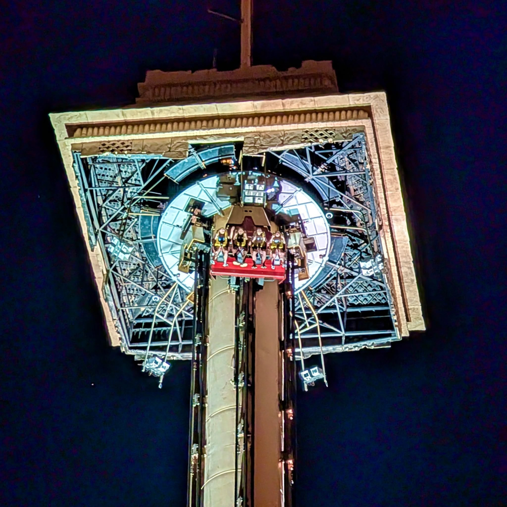 Hurakan Condor de noche, con las impresionantes vistas iluminadas de PortAventura