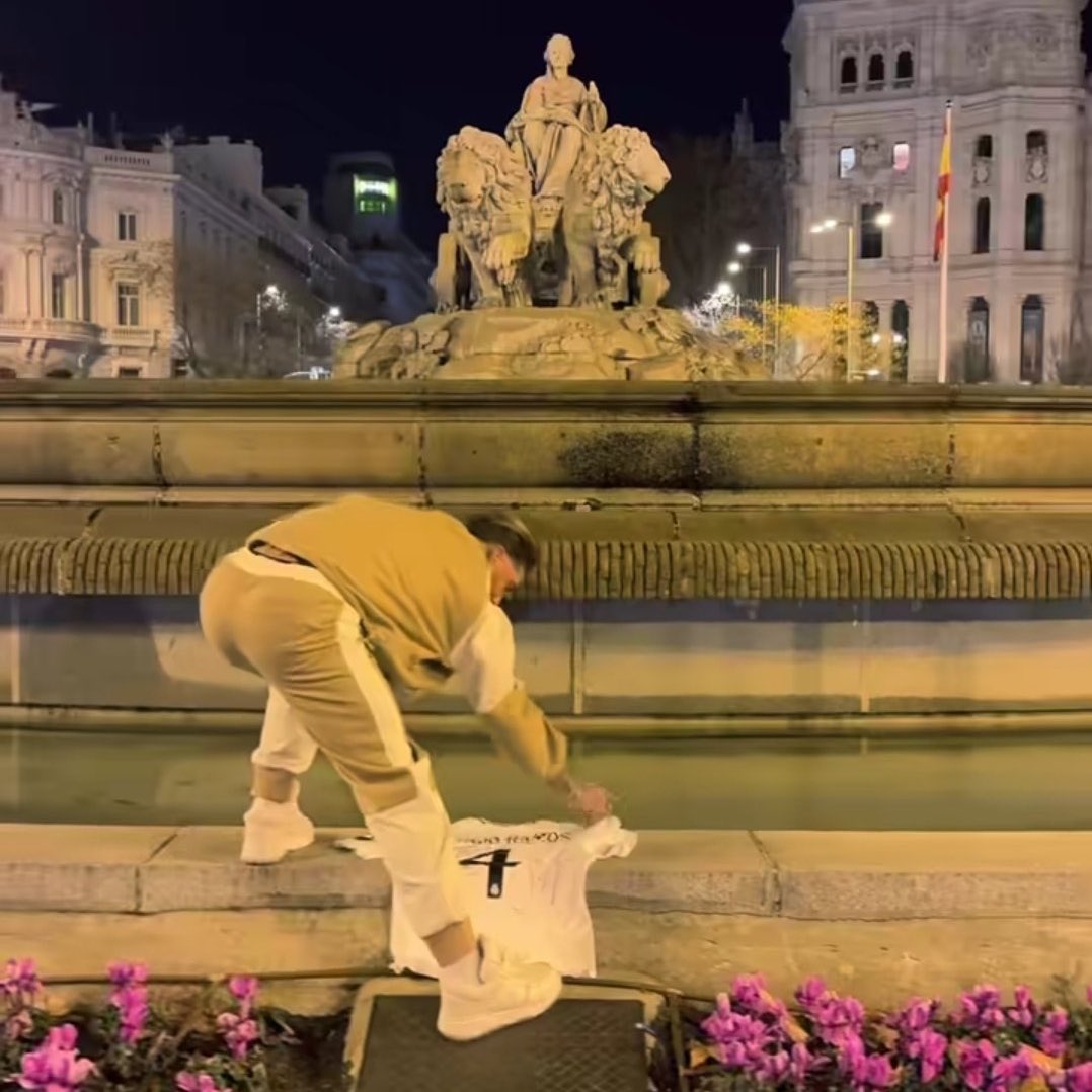 Mientras Ángel Correa entrena duro en esta fecha FIFA para seguirse manteniendo como el mejor jugador de la liga, Sergio Ramos está en Madrid en una gira artística haciendo el ridículo.

Hasta los campeones del mundo tienen diferentes mentalidades