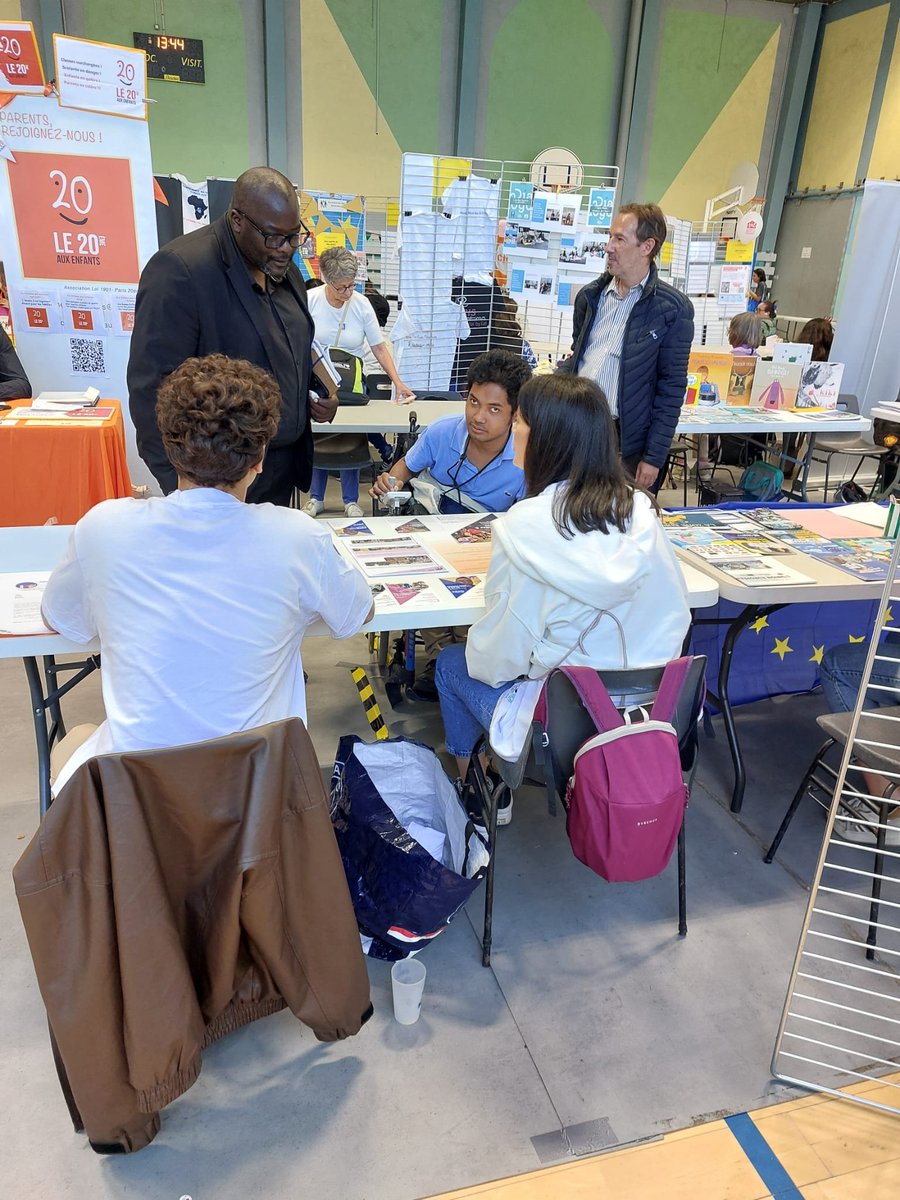 TimEjchenrand's tweet photo. Journée au Forum des associations de #Paris20 .
Au contact d'acteurs essentiels dans la vie de nos quartiers .
 Merci aux bénévoles qui rendent possible cette journée  dans tout #Paris.🛩️ https://t.co/HvFYy7uJyn