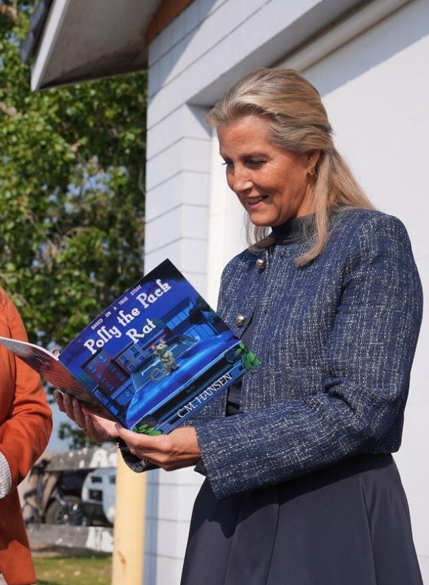 ✨Our beautiful girl today 🖤

The Duchess of Edinburgh was gifted a book while visiting the Opening Gaits therapeutic riding centre, in Alberta.

#SophieinCanada🇨🇦 - Day 3

📸Yui Mok