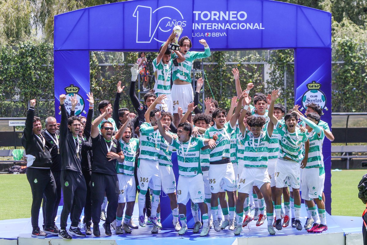 ClubSantos's tweet photo. Pasión, esfuerzo y recompensa. ⚔️ 🏆🇳🇬

#PORTITODOSINTINADA @LigaBBVAMX https://t.co/RSRJojoQxk