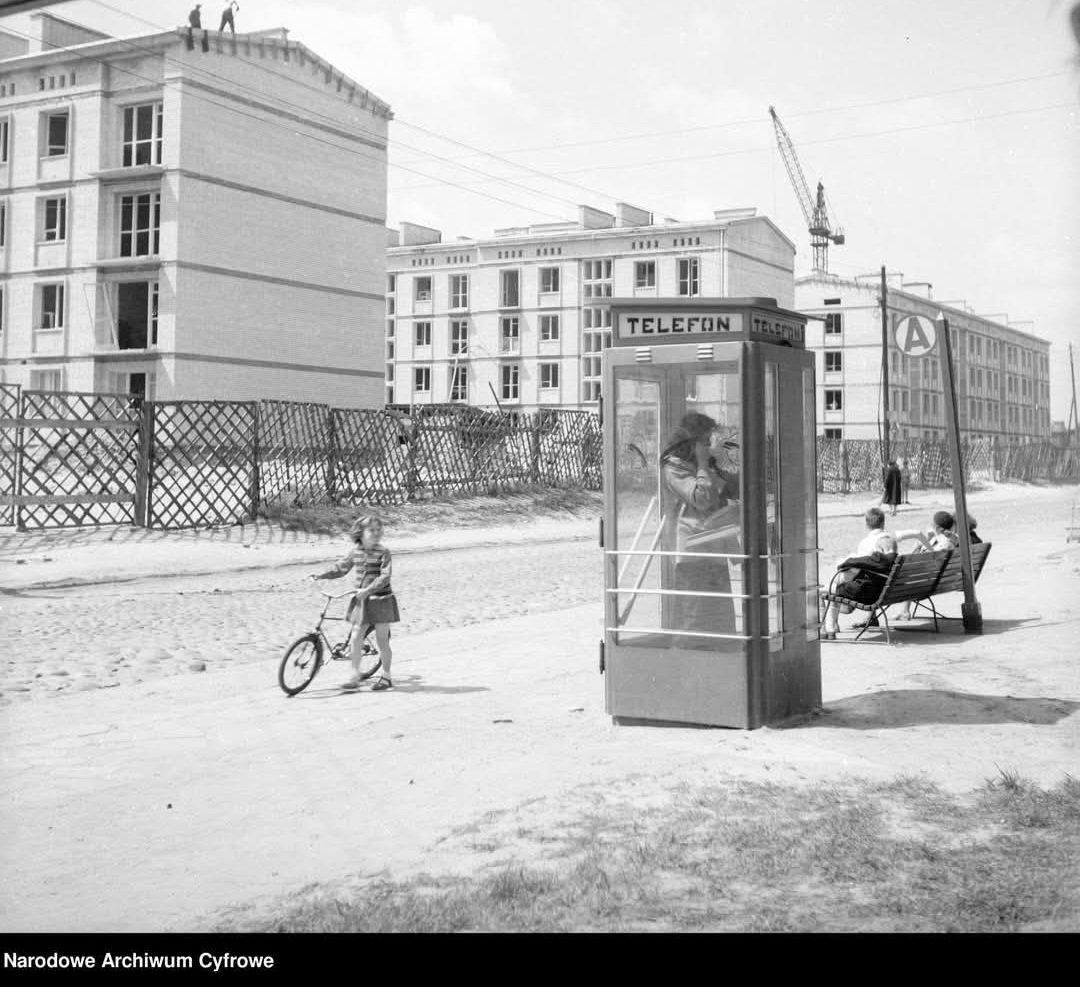 Jest rok 1958. Ta mała dziewczynka jeszcze nie wie, że jej wnuki nie będą wiedziały, że istniał świat bez smartfonów 📞