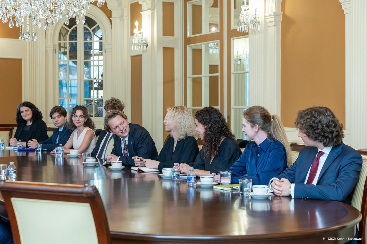 TransatlanticPL's tweet photo. Grateful to begin our journey as @USCongress_ interns with a thought-provoking discussion at the @PolishEmbassyUS with Deputy PM &amp; Foreign Minister @sikorskiradek, his advisors, and Embassy staff. 🇵🇱🇺🇸 https://t.co/GeT8ktrYmJ