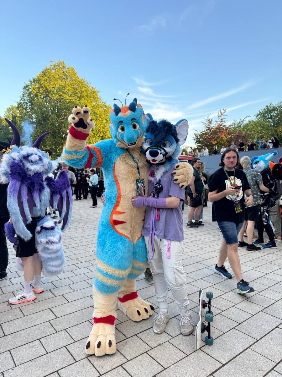 veve196's tweet photo. Finally found someone bigger than me :> @KyonanDraws https://t.co/XnFXNROEIf