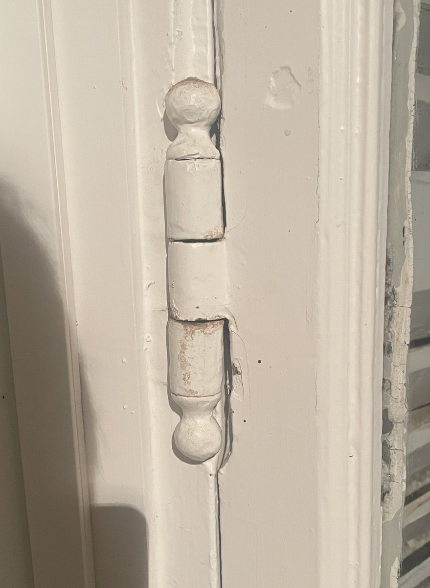 Bonsoir à celles et ceux qui peuvent m’aider.
Comment dégonder une porte qui a ce dispositif ? Merci par avance