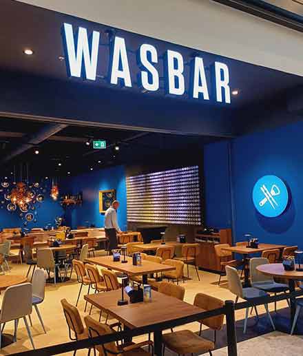 Een wasbar zonder wasmachines. Is dat niet gewoon een bar?

Vandaag liepen we toevallig door Wijnegem Shopping Center. Laat me nu wel zeggen, niet de plaats waar je me normaal tegenkomt op een doorsnee zaterdag. Maar wel onder de indruk hoe het de afgelopen jaren is geëvolueerd.