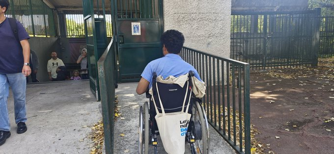 TimEjchenrand's tweet photo. Très beau forum des associations néanmoins énorme bémol : pas d'accès #PMR fonctionnel. 
Grand détour obligatoire!   
Un oublie illustrant ce qu'il reste à faire à #Paris et en  #France en terme d'#inclusion et prise en compte des  #Handicap (s) https://t.co/fmalHoAeQd