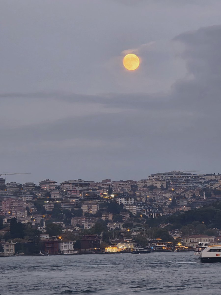 Arka fonda çalan şarkı 🎶 
Dunkerque 🌕 
Emoji ile aynı olan fotoğrafım var 😌