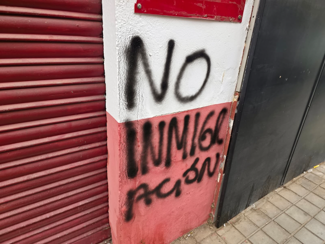 Atacada la sede del <a href="/psoeguadix/">PSOE de Guadix/❤️</a> con pintadas xenófobas e insultos al presidente del Gobierno

👉“No solo es un ataque a nuestra sede, es un intento de intimidación que atenta contra los valores democráticos que defendemos”, denuncian
elindependientedegranada.es/politica/ataca…