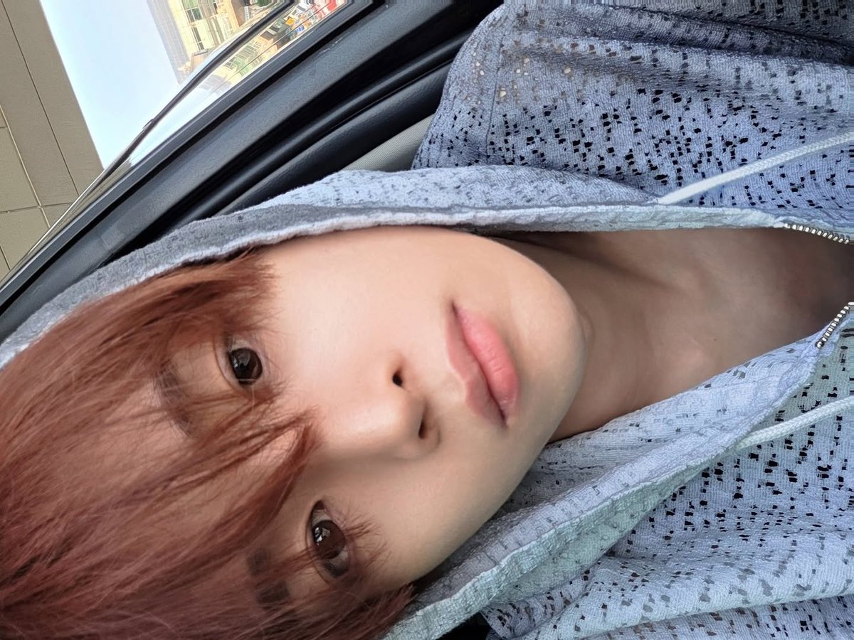 surgchan's tweet photo. Lo, he rested his visage ‘neath a cowl of grey, as though the morn itself had cloaked him in its tender hush. His unruly locks fell o’er his eyes, weaving shadow and light in gentle disarray.There he stood, at the threshold betwixt journey and rest. https://t.co/HA1L41CRNY