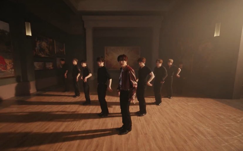 seeing haechan front and center with the dancers behind him… i’m actually crying, my soloist is HERE 😭