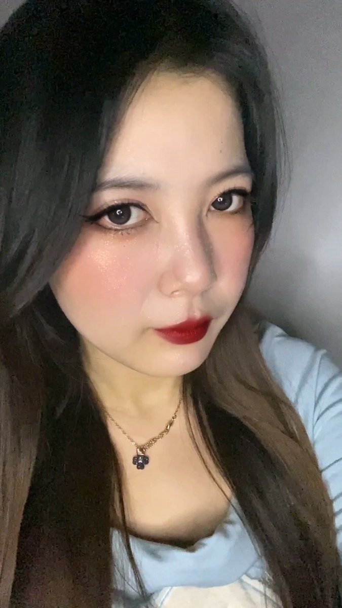 【骚货自曝】这也是个喜欢被羞辱评价的骚货，私信合照羞辱她可以获得她的反差裸照。过来狠狠羞辱这个反差婊子！接更多反差骚货投稿自曝！