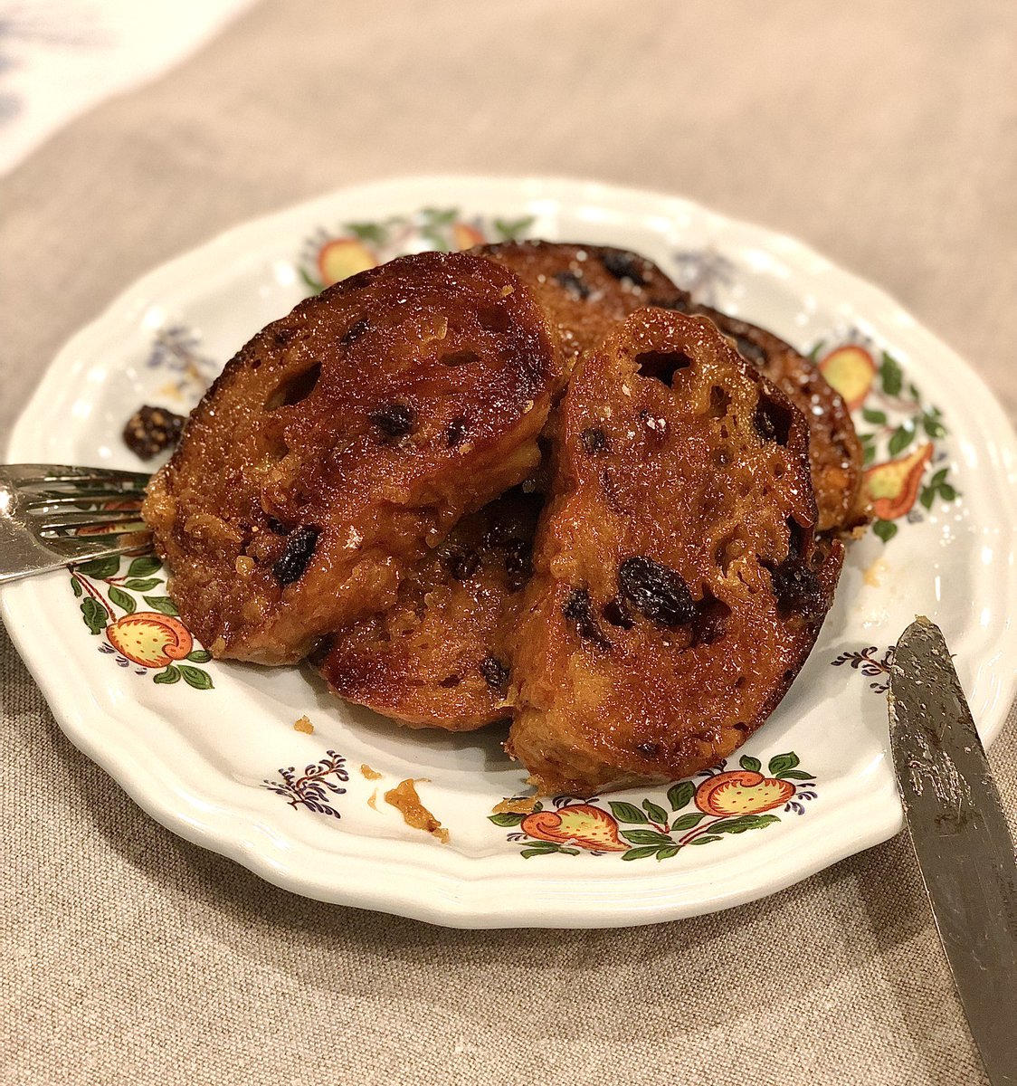 バター、はちみつ、お砂糖たっぷり自家製フルーツパンのハニートーストですわ〜
ねっちりカリカリ食感がたまりませんわ〜

土曜日の真夜中おやつは最高ですわね〜