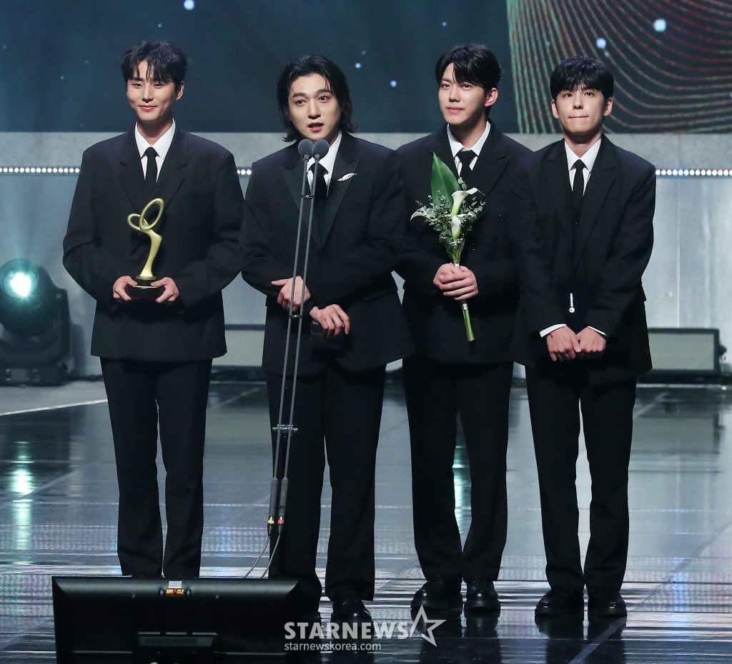 reachday6's tweet photo. 데이식스 10주년 축하해❤️🎉
우리의 계절은 영원히 흐를거야⭐️

#데이식스의_빛나는_10주년_축하해
#DAY6_10th_Page https://t.co/acpgFWZTr5