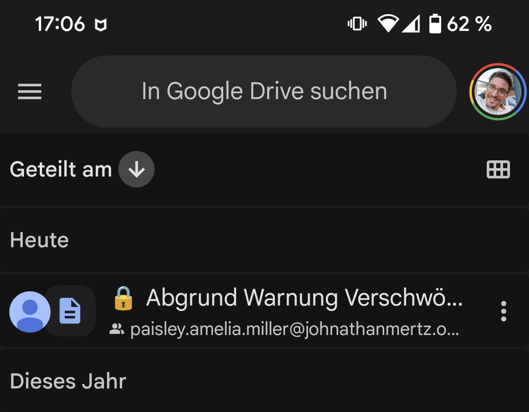 artwokey's tweet image. Frage:
Bekommt ihr auch seit kurzem solche Meldungen mit freigegebenen Dateien bei Google Drive?

#googledrive #spam