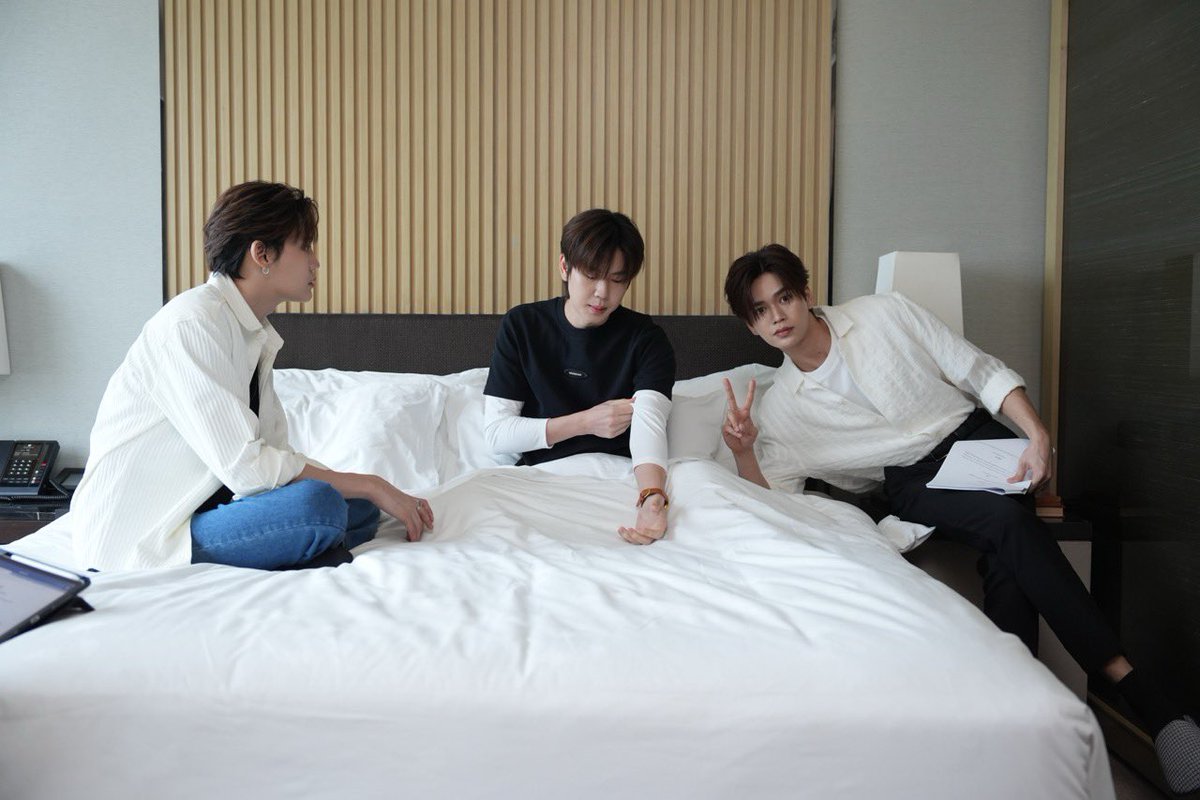 ไหนแอบทำอะไรกัน ขอดูด้วยหน่อย 👀 

#RevampSeriesEP3 
<a href="/bb0un/">นายท่าน Ramil แวมไพร์บ๊องๆแห่งป่ากรีมัวร์</a> <a href="/Prem_space/">ซาลาเปา</a> <a href="/Markjrtn/">Khun Methas 🧛🏻 คุณเมธัส</a>