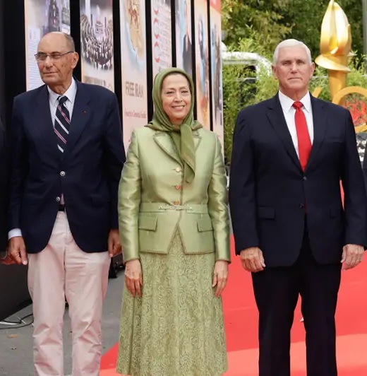 گردهمایی ایران آزاد ۱۴۰۴ - بروکسل - مریم رجوی 
فریب بزرگ آخوندها
این‌جا آقایان مایک پنس، دکتر ویدال کوادراس، آقای فرهوفشتات، آقای جان برکو و آقای پاتریک کندی و شخصیت‌های دیگر در کنار ما حضور دارند.
آقای پنس، معاون پیشین رئیس جمهور ایالات متحده سه سال و سه ماه پیش، از ایندیانا در