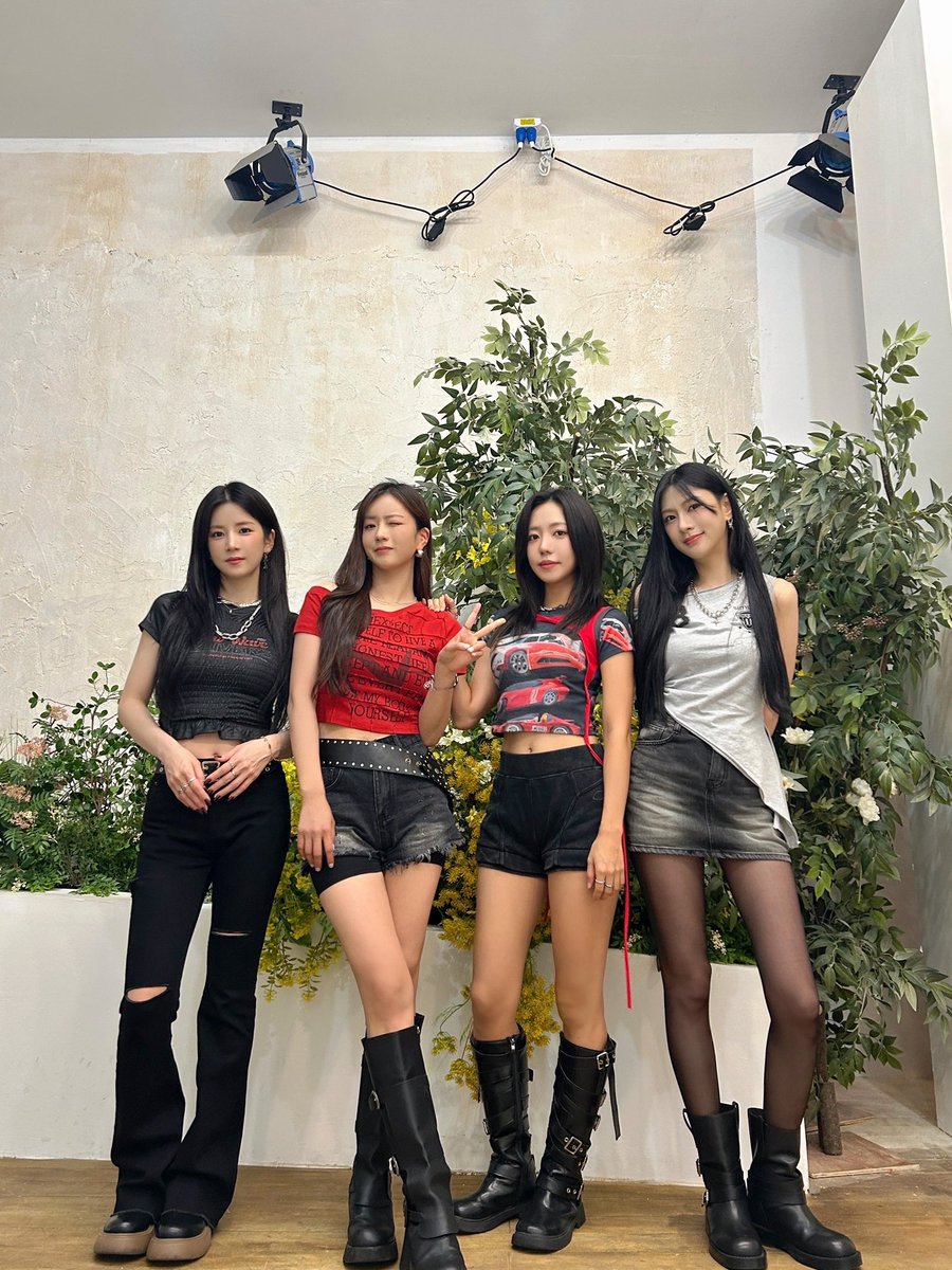 Apink_2011's tweet image. [📸]

2025.09.06

&amp;lt;2025 진주 M2 페스티벌&amp;gt;

‼️일요일 끝내주게 맞이하는 법‼️
1. 맛있는 거 먹기
2. 좋아하는 영화나 드라마 보기
3. (⭐️중요⭐️) 에이핑크 보기💕

#에이핑크 #Apink