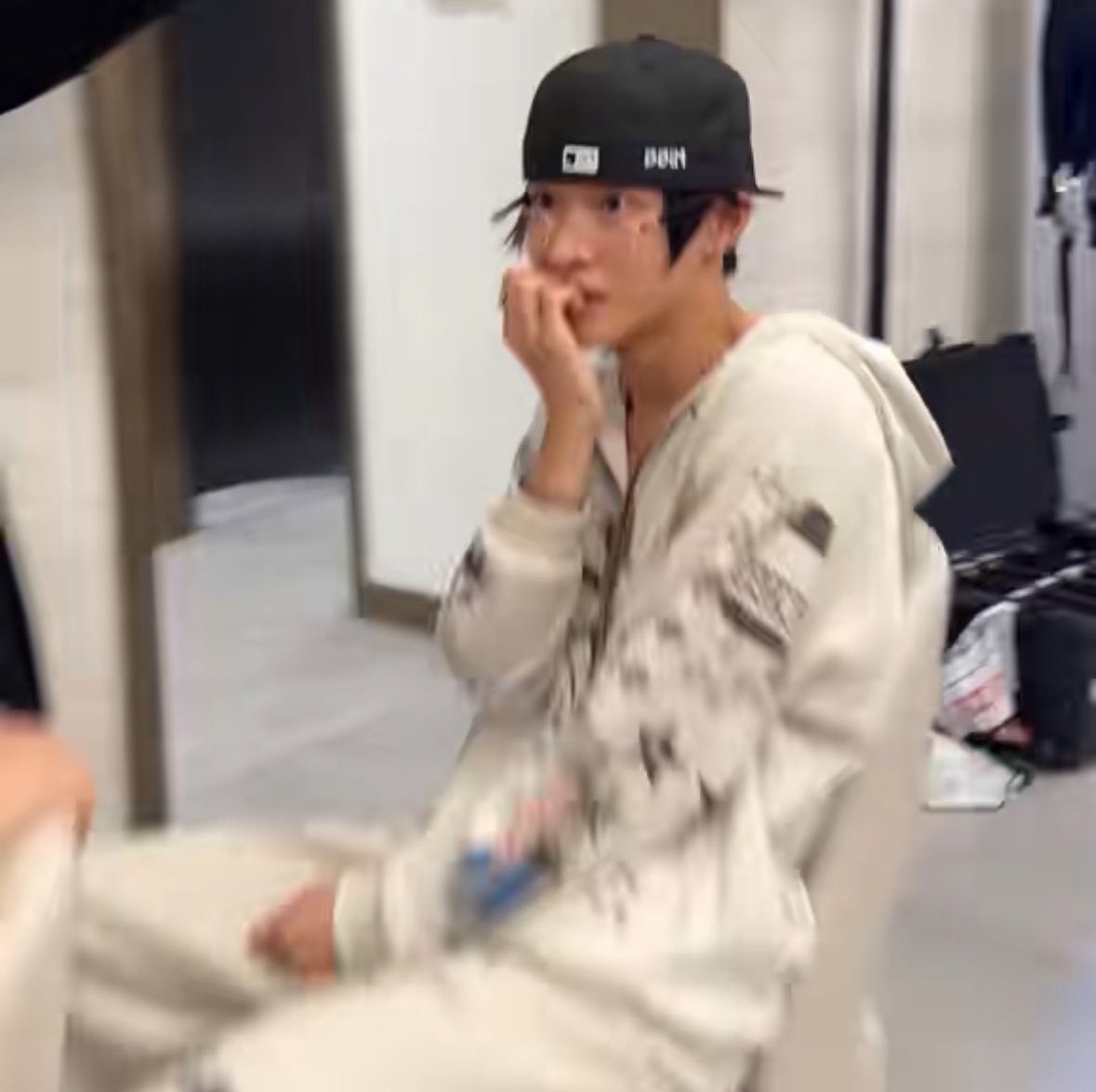 ╭ ◜◝ ͡ ◜◝ ͡ ◜◝ ͡ ◜◝ ͡ ◜◝ ╮
    ใครไปฟ้องคุณหมอว่า
    ช้านแอบกินเยลลี่เนี้ยะ
╰ ◟◞ ͜  ◟ ͜   ◞ ͜  ◟ ͜   ◞ ͜  ◞ 
                     O
                         °.