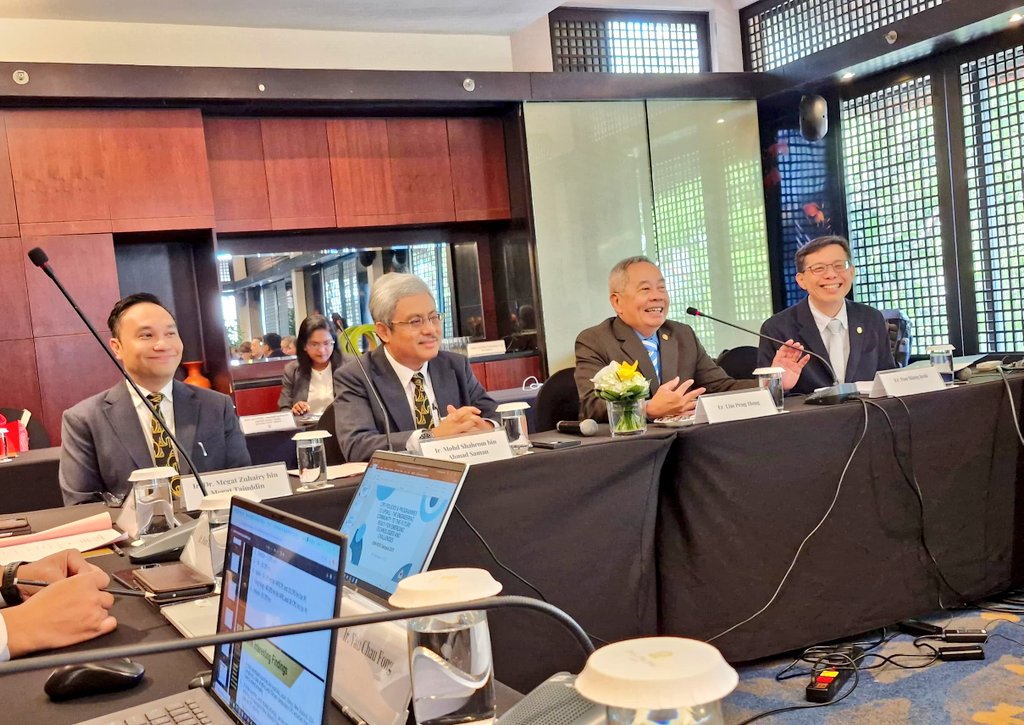 TKPKR_Infra's tweet photo. 06.09.2025 - Hari ini saya berbesar hati menjadi Pengerusi Bersama Presiden PEBS dari Singapura dalam Dialog BEM–PEBS. Cabaran global bukan halangan, tapi peluang untuk berinovasi & memperkukuh profesion. Kejuruteraan = Jasa utk Rakyat.
#IamJKR
#BEM
#PEBS https://t.co/qiQlHQtG59