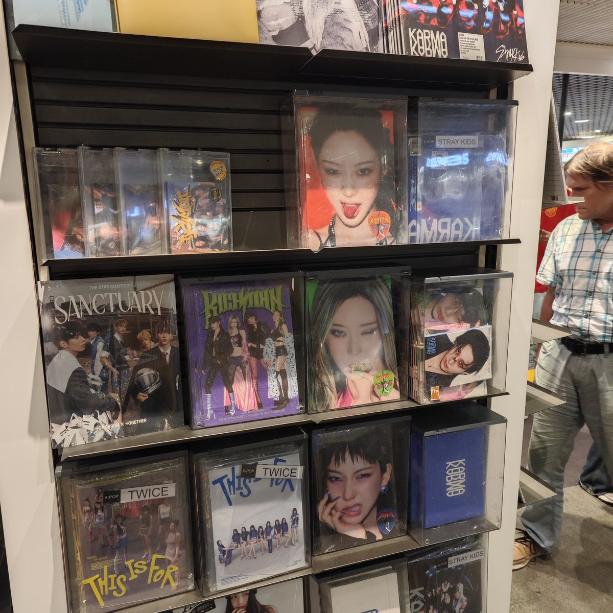 fourningning's tweet photo. Rich Man album #NINGNING cover versions are sold out at FNAC Liège, Belgium

FNAC is a large multinational store (retail) that specialises in selling entertainment media such as books, music, and movies, as well as consumer electronics.

sr : @neozicheng https://t.co/IV2EYJhIW2