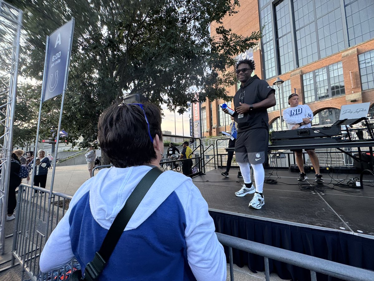teresamankin's tweet photo. I got to meet Edgerrin James today at the @colts 5K #colts5k https://t.co/DiB5BHbxIR