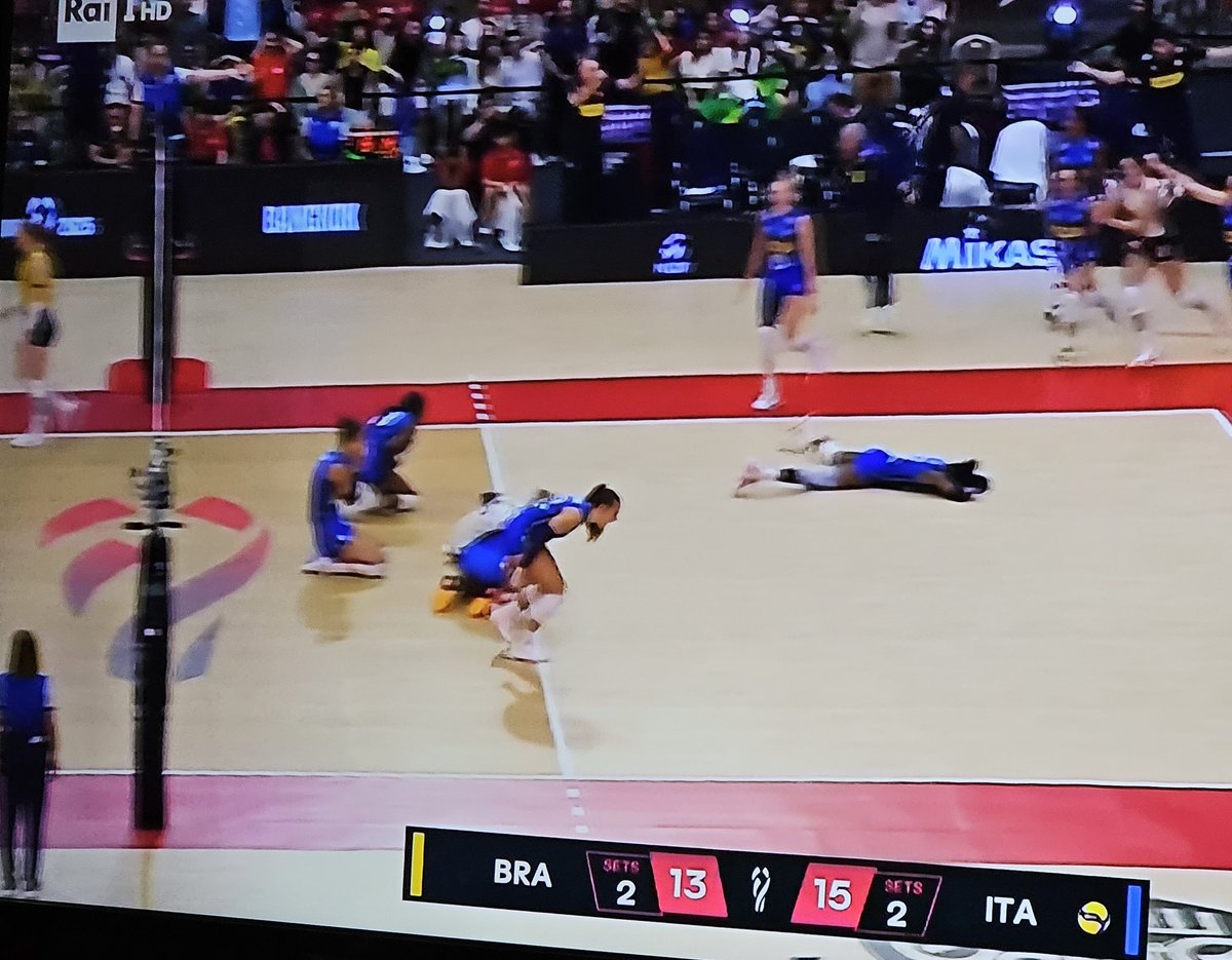 La partita di volley più equilibrata ed entusiasmante che ricordi di aver mai visto.
#Italia-#Brasile da libri di storia di questo sport.
La Nazionale italiana più forte di tutti i tempi 
Grandissime 

#italvolley #Velasco #Egonu #Antropova