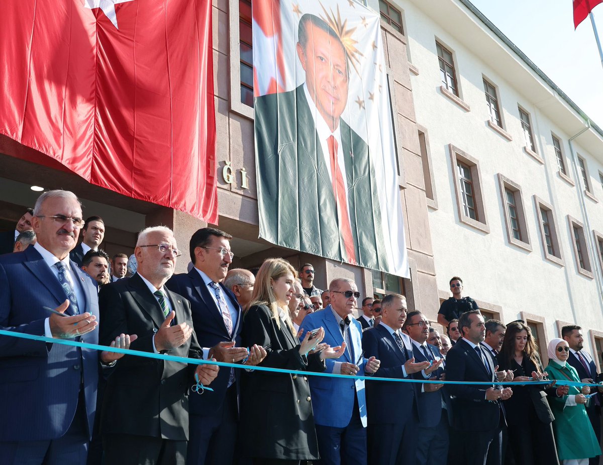 Akparti's tweet photo. Cumhurbaşkanımız Sayın Recep Tayyip Erdoğan, Malatya Valiliğinin yeni hizmet binasının açılışını yaptı. https://t.co/cRGYALd1cb