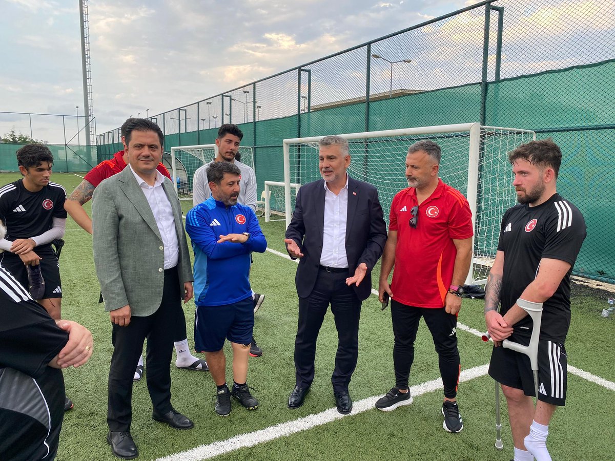 Türkiye Ampute Milli Futbol Takımımızı Trabzon’daki antrenmanlarında ziyaret ettik. 🇹🇷

12-14 Eylül’de Polonya, İngiltere ve İtalya ile karşılaşacak olan Ay-Yıldızlılar, grubu lider tamamlayarak 2026 Dünya Kupası’na seri başı olarak katılmayı hedefliyor. Millilerimize yürekten