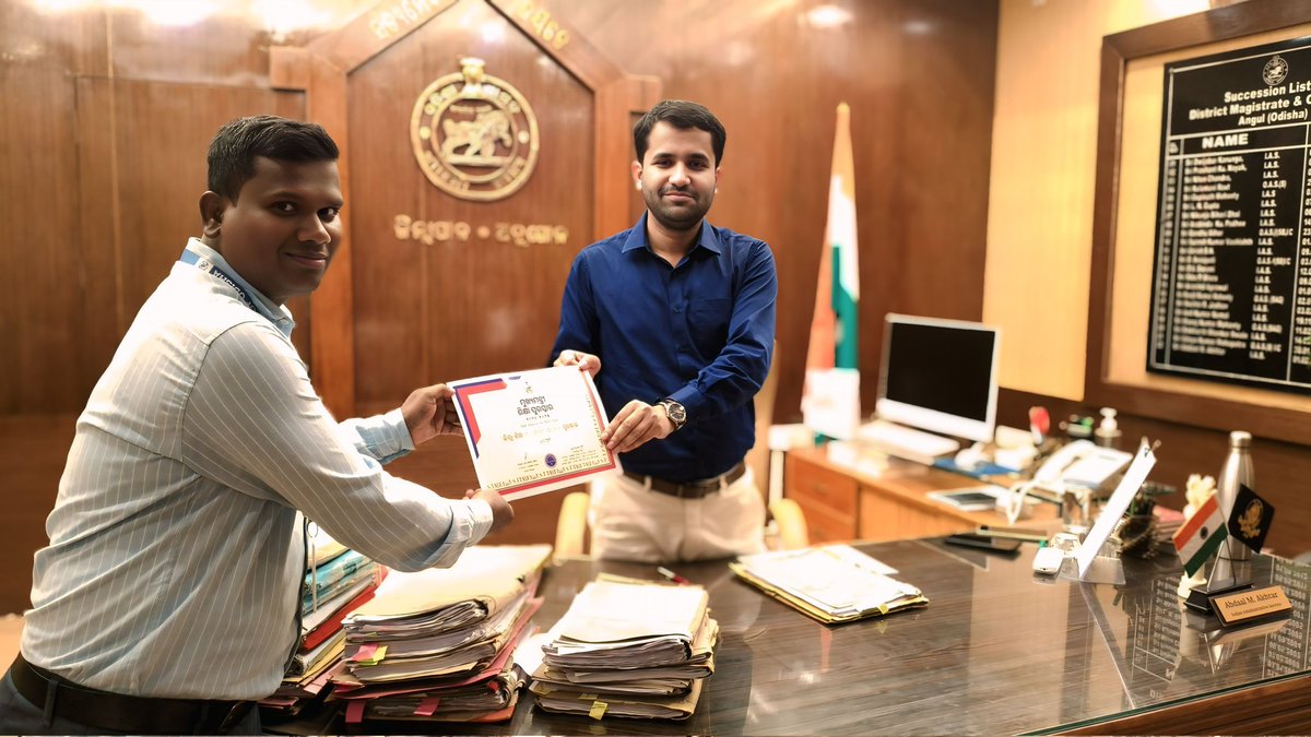 AngulDiet's tweet image. Proud to present the Mukhyamantri Shiksha Puraskar Trophy to our respected Collector &amp;amp; DM, Angul.
Faculty Shri Chhotoray Tudu offered the certificate.

A proud frame of gratitude &amp;amp; collective achievement for Angul! 🌟📸

#MukhyamantriShikshaPuraskar #DIETAngul #Angul