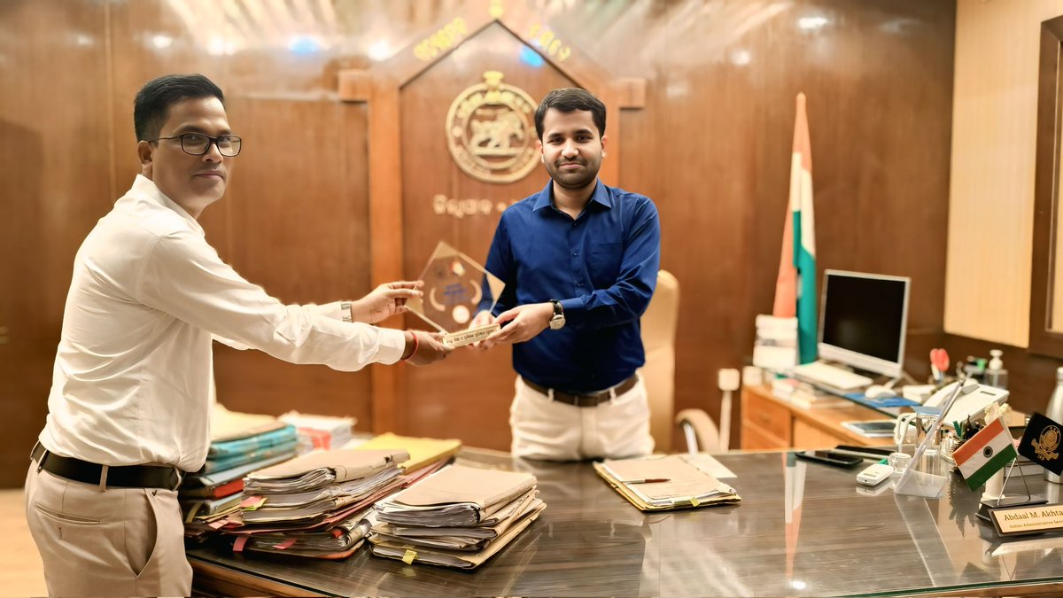AngulDiet's tweet image. Proud to present the Mukhyamantri Shiksha Puraskar Trophy to our respected Collector &amp;amp; DM, Angul.
Faculty Shri Chhotoray Tudu offered the certificate.

A proud frame of gratitude &amp;amp; collective achievement for Angul! 🌟📸

#MukhyamantriShikshaPuraskar #DIETAngul #Angul