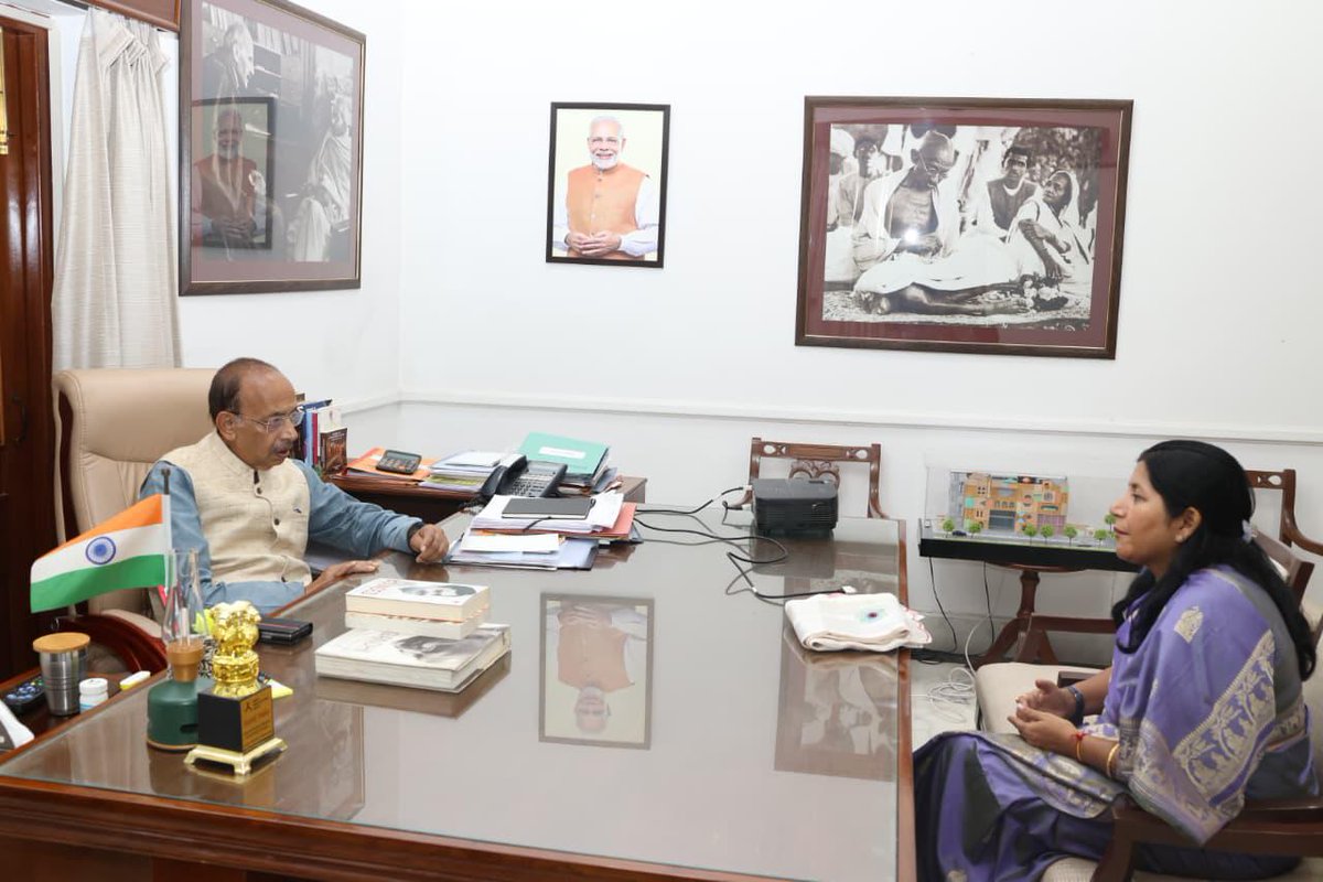 BJPMM4Delhi's tweet photo. दिल्ली प्रदेश अध्यक्ष श्रीमती @richapandey
जी ने उपाध्यक्ष गांधी स्मृति एवं पुर्व सासंद लोकसभा श्री @VijayGoelBJP जी से शिष्टाचार भेंट कर अपनी पुस्तक #BJPDelhiWin - #ModiKiGuarantee के विमोचन हेतु आमंत्रण पत्र दिया।

Date: 10 Sep,  4 PM | Venue: NDMC Convention Centre

@PMOIndia https://t.co/bjVv6OSGvQ