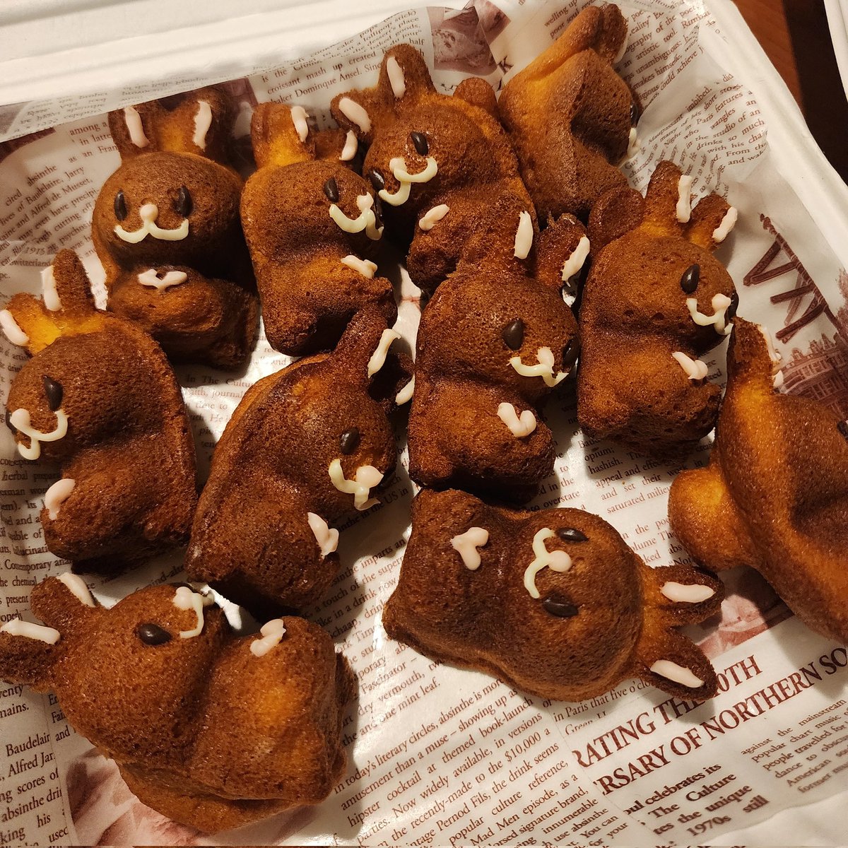 나눔공지까지는 아니고..! 제가 오늘 픽업받아온 토끼 마들렛을 내일(7일) 하나씩 드릴 예정이에요...! ㅋㅋㅋㅋ 채후니 막콘 같이 즐겨보아요... 🫶 많은 양은 아닌지라 드리고 싶은 분들 다 못드릴 수 있지만 그래도!! 내일 봬용.. 💕(사진보단 많아요 ㅎ ㅎ)