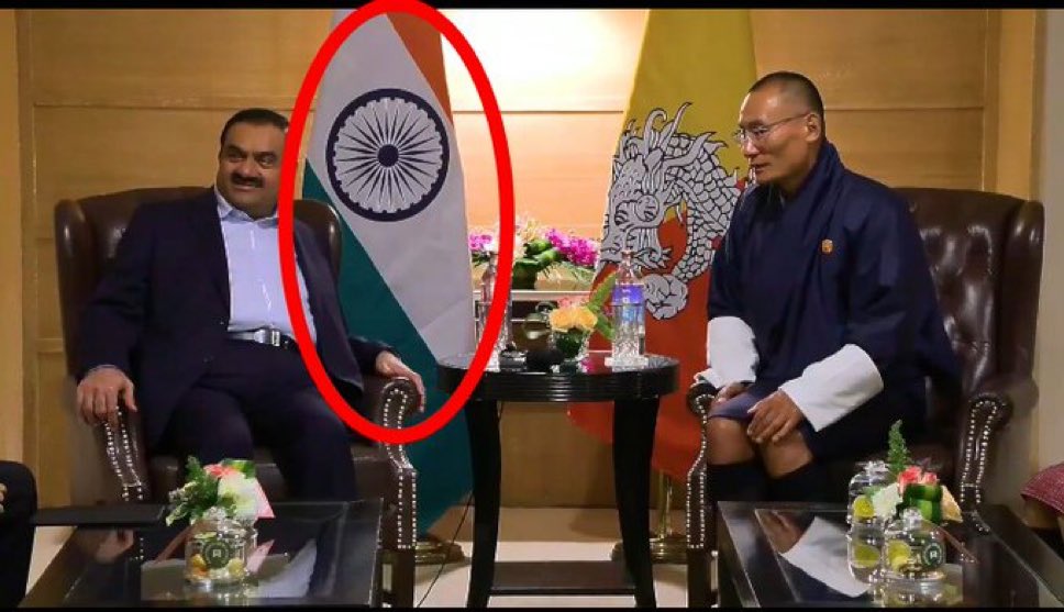 ये बिल्कुल असमान्य और अमान्य है..कैसे किसी उद्योगपति के पीछे राष्ट्र का झंडा लग सकता है..🤔