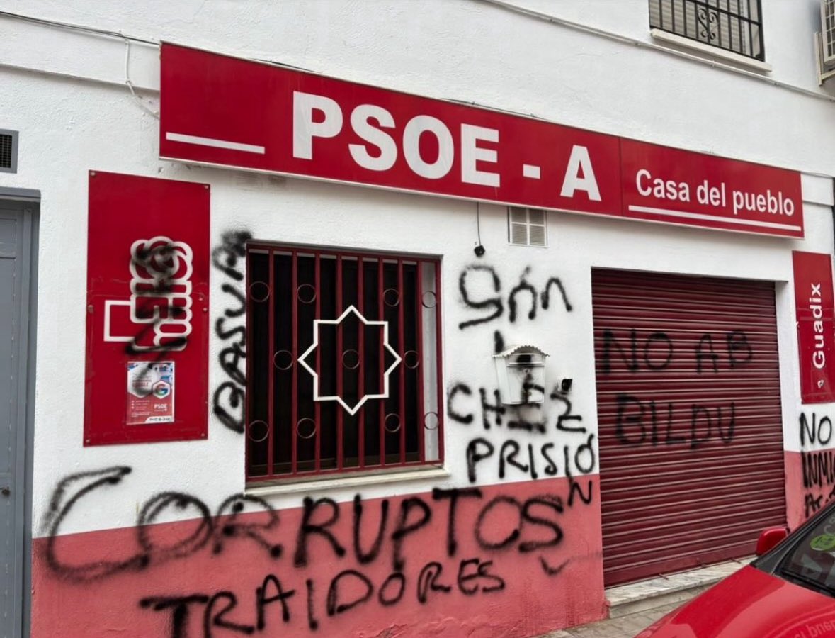 Las JSA Granada lamentamos desgraciadamente un nuevo ataque a una de las Casas del Pueblo de nuestra provincia: la del PSOE de Guadix

Todo nuestro apoyo a las <a href="/JSAGUADIX/">Juventudes Guadix</a> y al <a href="/psoeguadix/">PSOE de Guadix/❤️</a> ante el odio de quienes no toleran la libertad 🌹