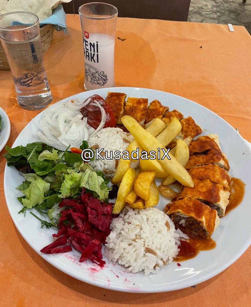 Kuşadası, Kaleiçi... Bugün rakı sofrasını erken saatte kurdum. İçen varsa, afiyet olsun.

#Kuşadası #Rakı