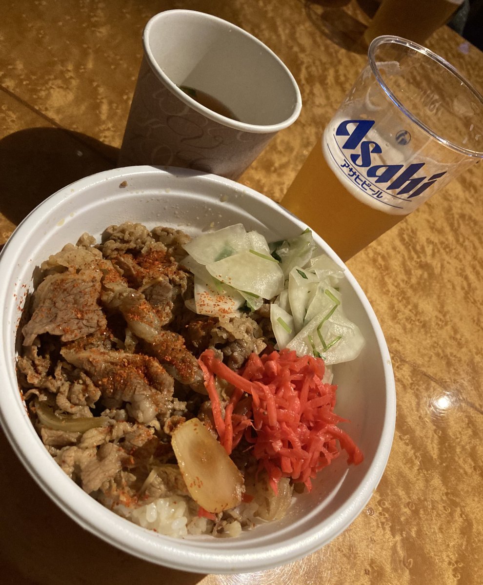 やっと行けたKITCHEN &amp;SONGS
とっても居心地のよい空間だった🤭
入ってすぐキッチンでかみこさんお米といでてほっこり
弾き語りはもちろん牛丼もプロ級で
一緒のテーブルになった若者と盛り上がって
お見送りの時に2人に想いを伝えられて
あーー最高だった👍