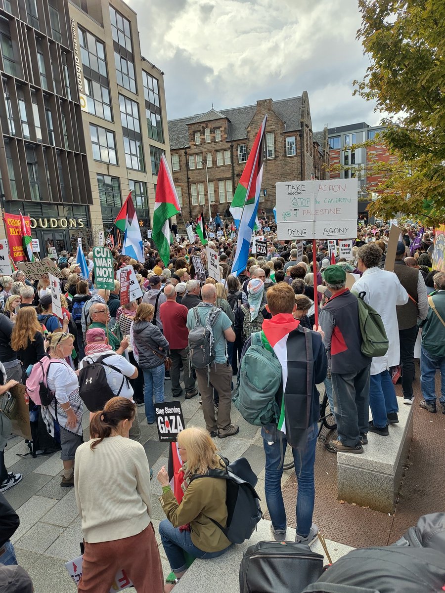 Thousands of people taking action for Palestine in Edinburgh, Scotland 🏴󠁧󠁢󠁳󠁣󠁴󠁿 In our thousands and our millions, we are all Palestinians 🇵🇸💚✊ 
#FreePalestine