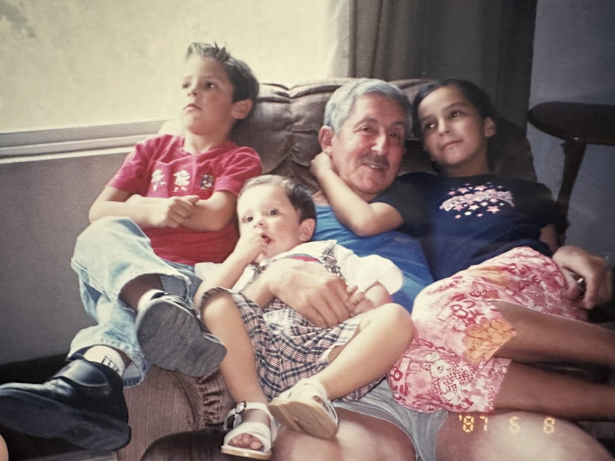 legdcv's tweet photo. @frankmd__ @fedelobont Hola frank, se que ya tuviste muchas solicitudes, pero si pudieras ayudarme con dos fotos de mi abuelito te lo agradecería muchísimo https://t.co/tExkG4F8M5