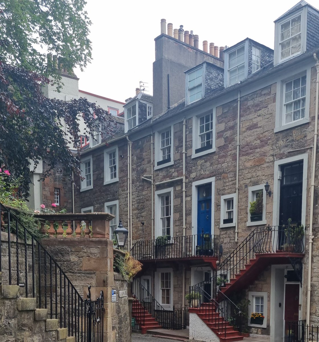 KStomska's tweet image. When you take a photo that fits perfectly one of the locations in your fic ☺️ 
Edinburgh is truly full of charm 
I took this photo a week ago 
#fanfiction #directioners #daytrip