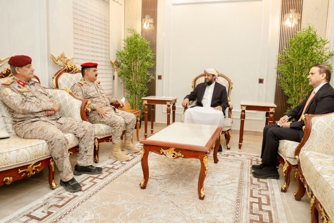 *المحرّمي يبحث مع وزير الدفاع ومدير الأكاديمية العسكرية أوضاع القوات المسلحة وخطط التدريب*

عقد عضو مجلس القيادة الرئاسي عبدالرحمن المحرّمي، اليوم السبت، لقاءً مع وزير الدفاع الفريق الركن الدكتور محسن محمد الداعري، ومدير الأكاديمية العسكرية اللواء الركن حسين ناصر بن عتيق، لمناقشة