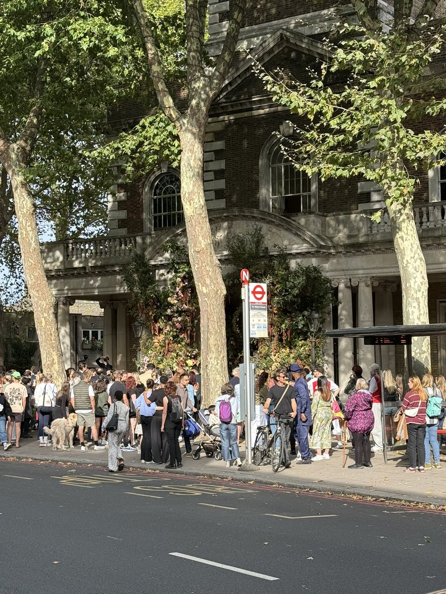 AnIslingtonGay (@jpb_islington) on Twitter photo Obviously someone well known is getting married today - crowds on both sides - and lots of people in Arsenal shirts #Islington Obviously someone well known is getting married today - crowds on both sides - and lots of people in Arsenal shirts #Islington