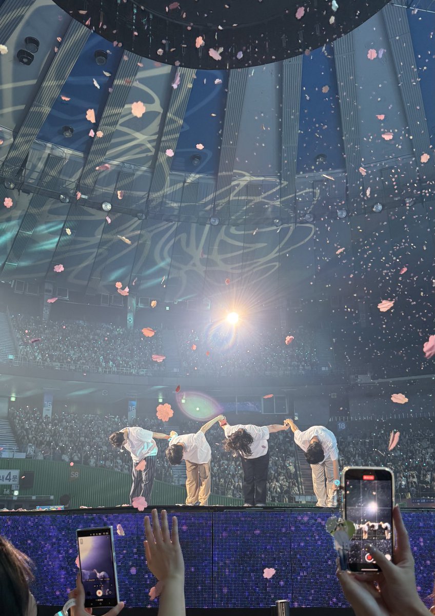 SLBH_s's tweet photo. 10년동안 열심히 달려오느라 수고많았어
오래오래 응원하고 사랑할게 내 인생 최고의 가수🩷🩷

#데이식스의_빛나는_10주년_축하해
#DAY6_10th_Page https://t.co/KfNF9uQ8xP