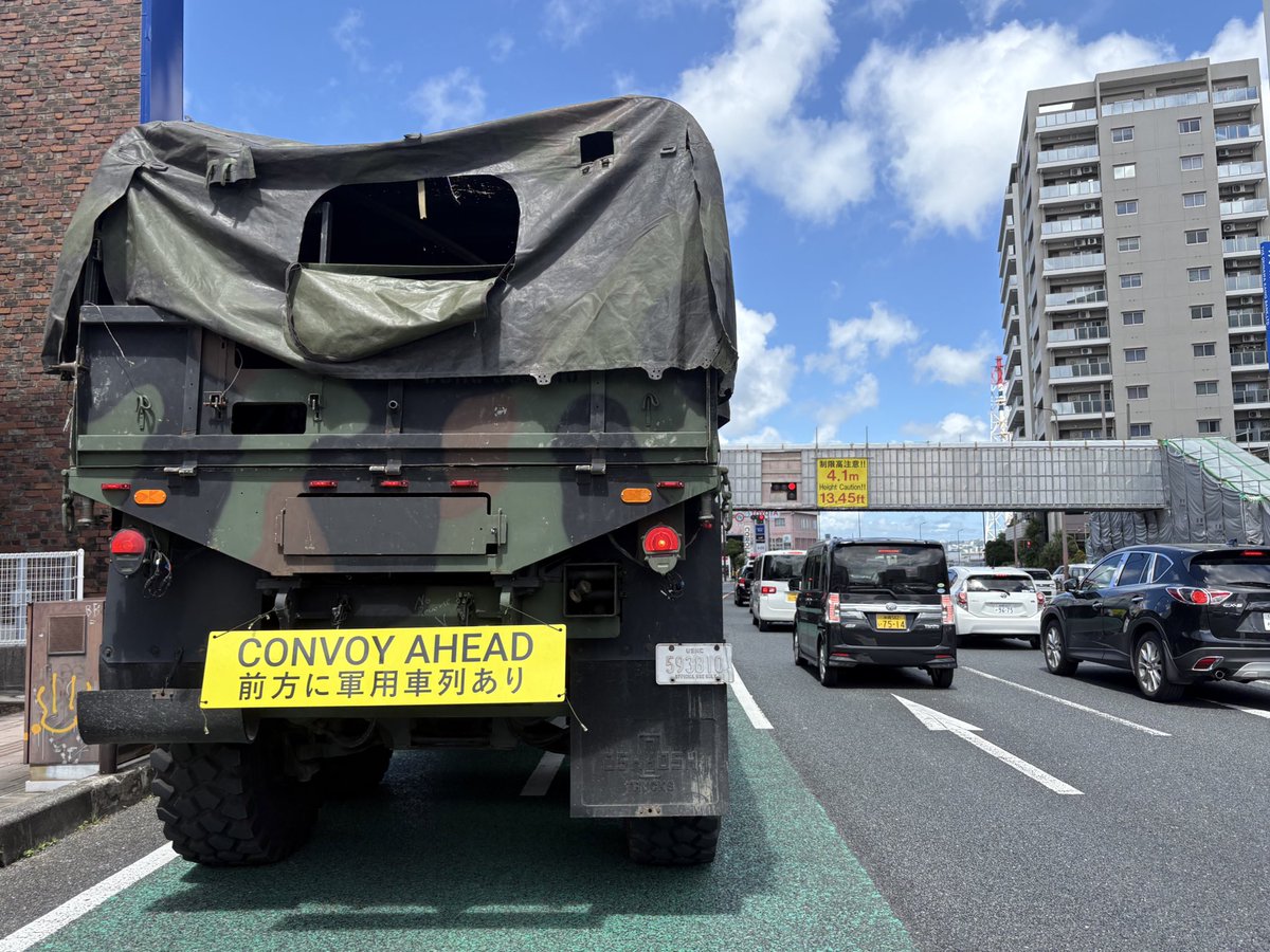 nackamani's tweet photo. 沖縄で運転してるとこういうことがちょいちょいある。 https://t.co/0ZggUSQKy9