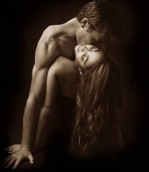 Scorriamo densi l'uno sull'altro, l'una dentro l'altro. Siamo forza, vigore, poesia di una sconfinata fusione...