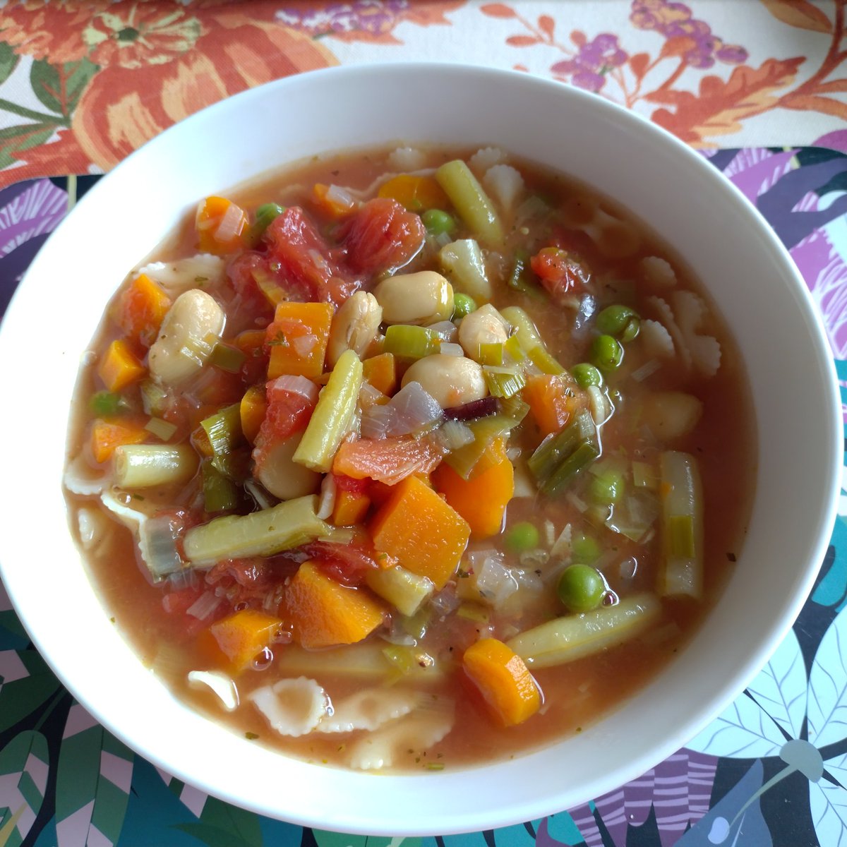AnulasKitchen's tweet image. My 10-veg autumn 🍁 minestrone soup 🍲 turned out absolutely delicious 😋 It's been raining here for more than a week now &amp;amp; it doesn't look like it's stopping anytime soon... 🌧️ so this turned out to be the perfect "comfort in a bowl" thing today 🫠
#vegan #dinner #plantbased
