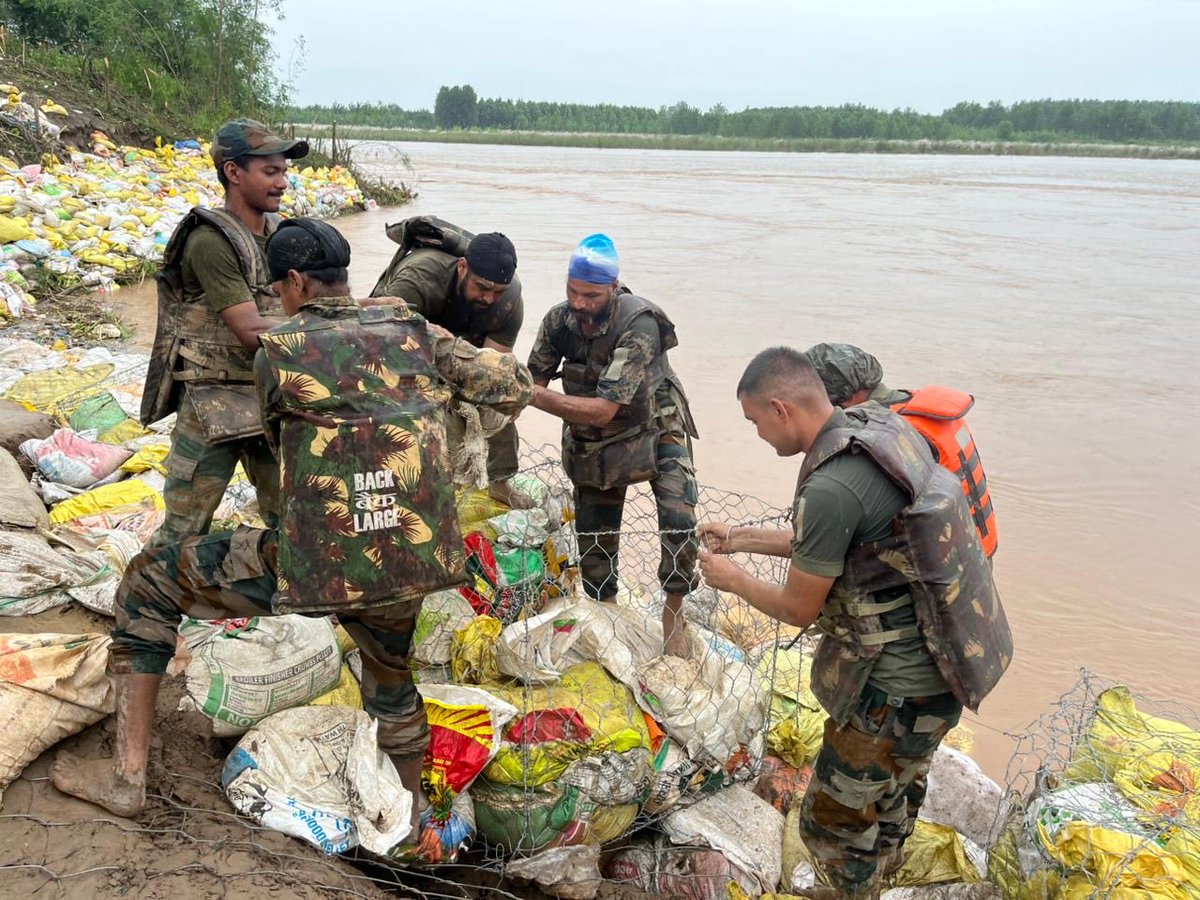 DcRupnagar's tweet photo. With the joint efforts of the 16 Sikh Regiment and the District Administration, and through the contribution of volunteers, the Daudpur and Fassa embankments are being protected. https://t.co/PYOf9JjW2I