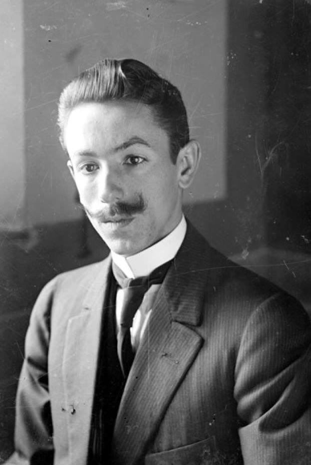 #UnDiaComoHoy de 1915 a los 23 años de edad, asume el cargo como Gobernador de #Coahuila, por primera ocasión (lo sería dos veces), Gustavo Espinosa Mireles, originario de la “Hacienda de Anhelo”, municipio de #RamosArizpe. Es el Gobernador más joven en la historia de la Entidad.
