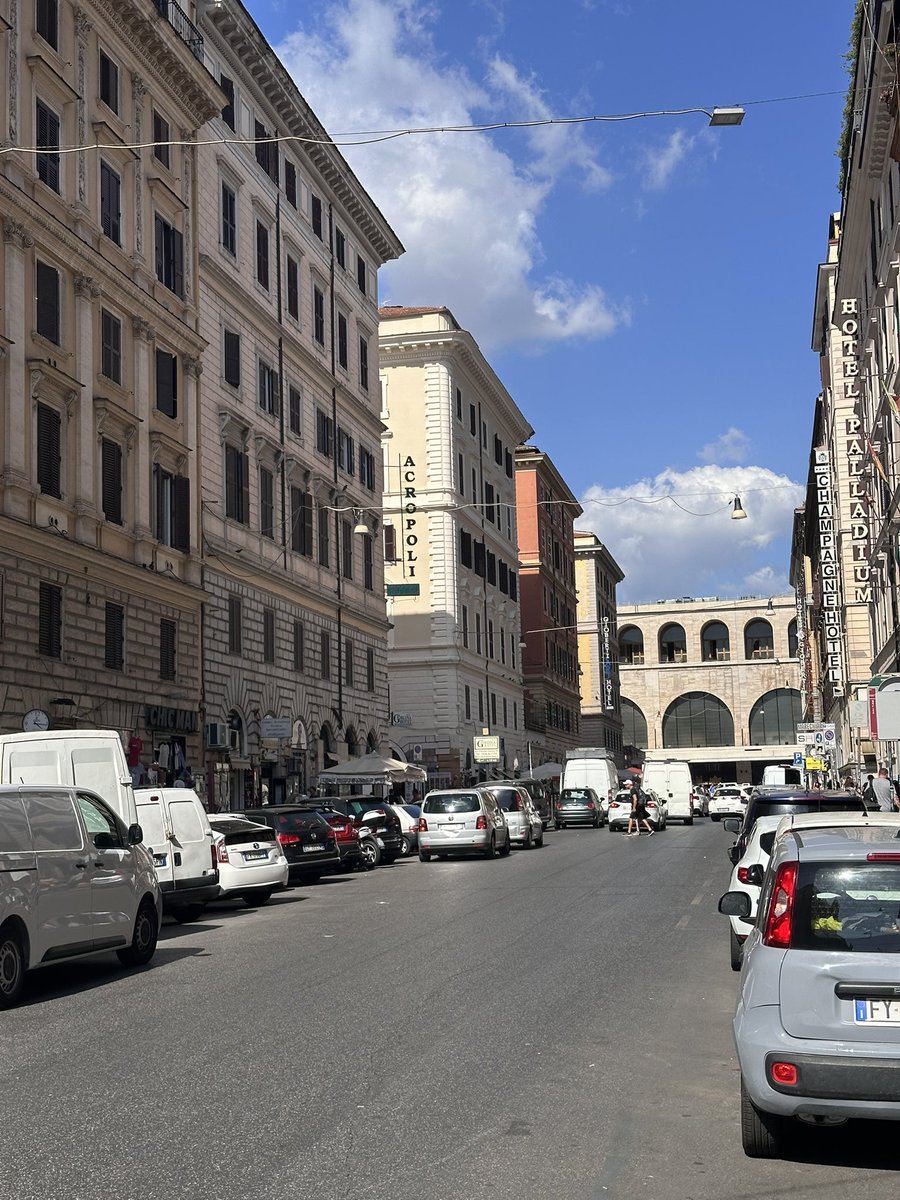 Napoleone_III's tweet photo. @gualtierieurope #lorenzabonaccorsi @Roma possibile che intorno ad un luogo di culto importante come #santamariamaggiore durante il #giubileo debba essere uno schifo costante con macchine in 2/3 fila ovunque e una marea di bancarelle di stracci? Foto via Farini, Gioberti, Nap III https://t.co/qPYIjuqCTL