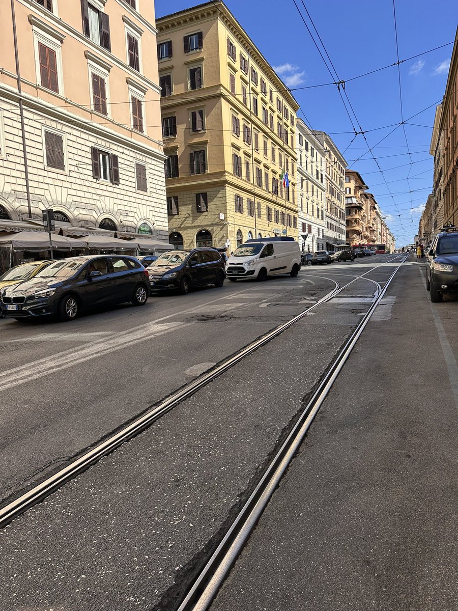 Napoleone_III's tweet photo. @gualtierieurope #lorenzabonaccorsi @Roma possibile che intorno ad un luogo di culto importante come #santamariamaggiore durante il #giubileo debba essere uno schifo costante con macchine in 2/3 fila ovunque e una marea di bancarelle di stracci? Foto via Farini, Gioberti, Nap III https://t.co/qPYIjuqCTL